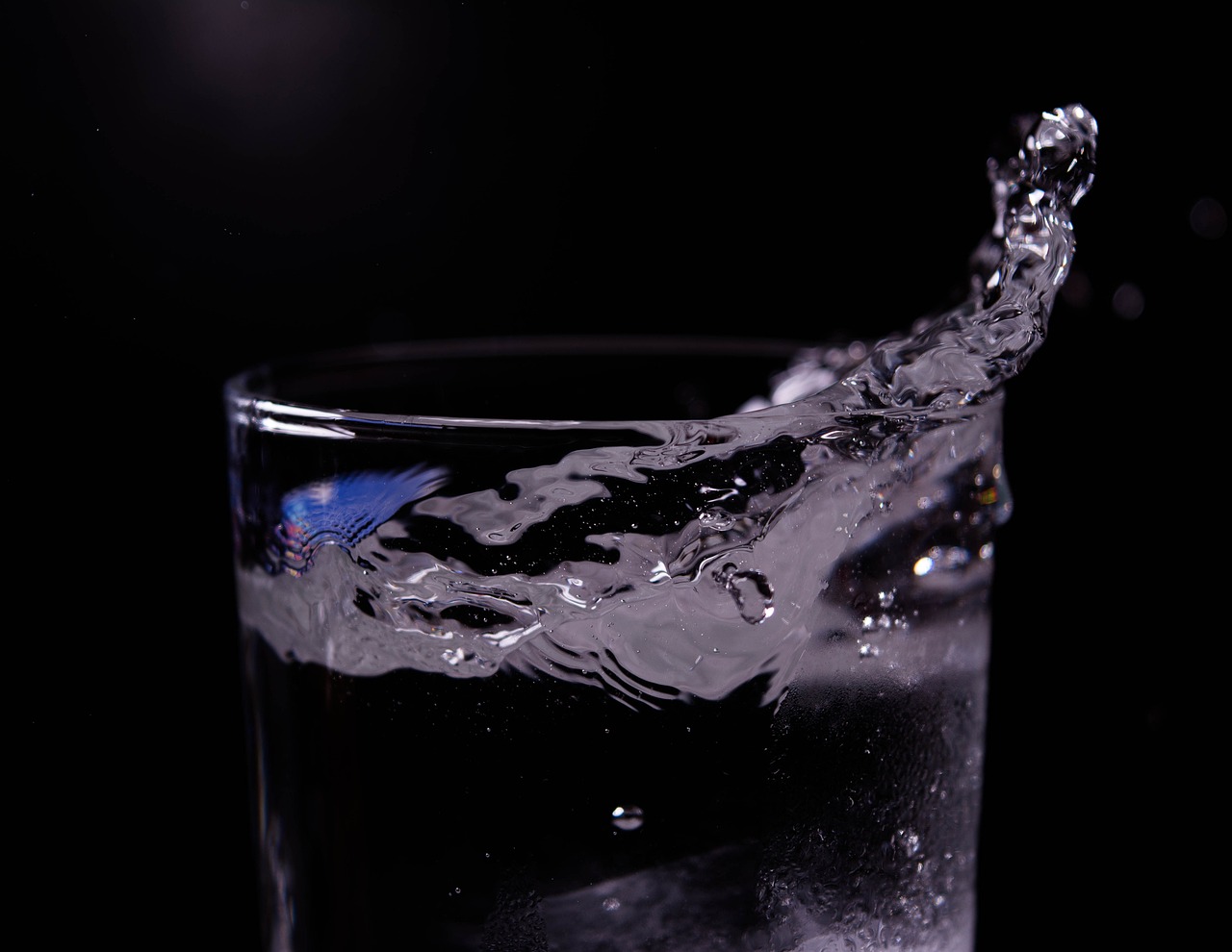 最新式凈水機(jī)引領(lǐng)凈水科技新時(shí)代革新潮流